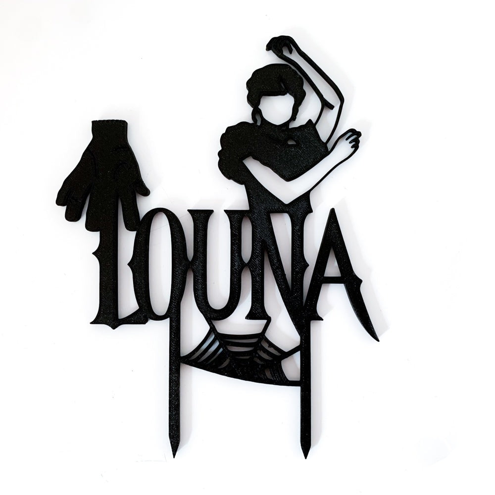 Cake-topper personnalisé thème Mercredi Addams avec prénom en style gothique et silhouette de danse, décoration noire pour gâteau d’anniversaire.