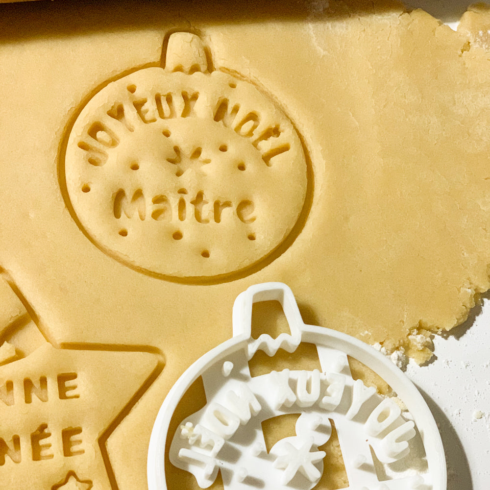 Emporte-pièce boule Joyeux Noël Maître – empreinte biscuit en pâte sablée.
