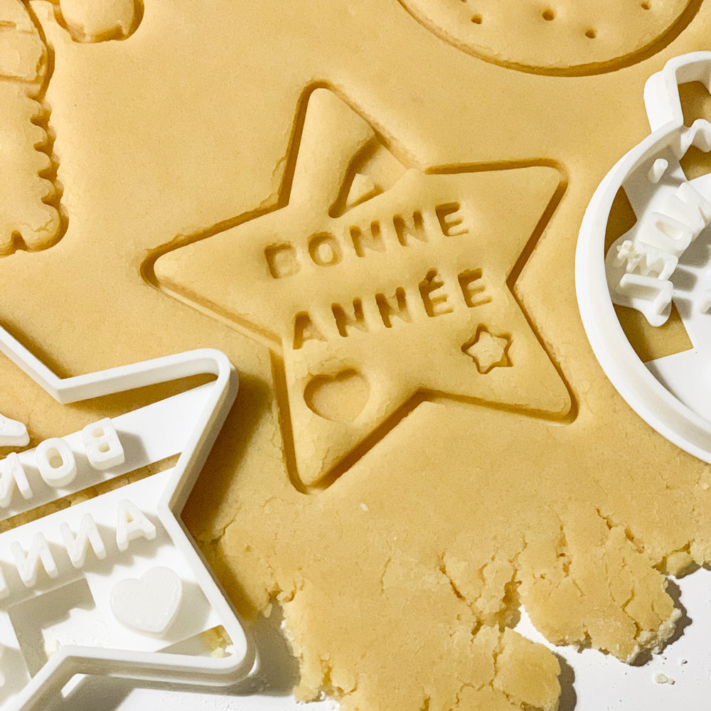 Empreinte biscuit étoile Bonne année réalisée avec un emporte-pièce festif.