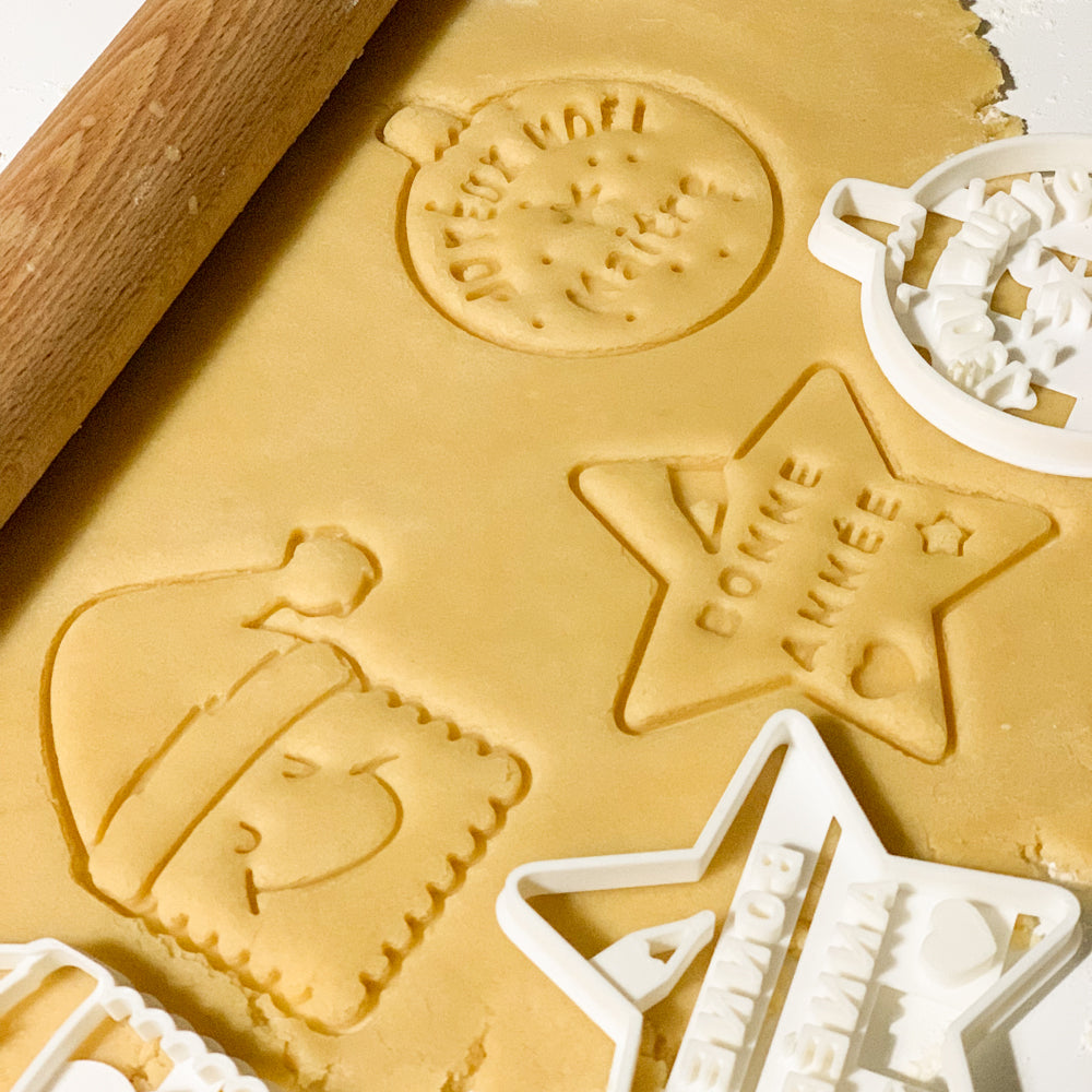 Emporte-pièces de Noël pour Maître – biscuits Petit Biscuit, étoile Bonne année et boule Joyeux Noël découpés dans pâte sablée