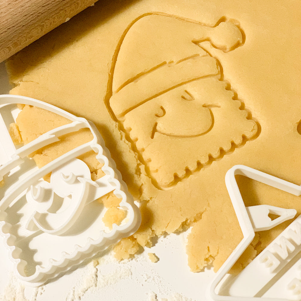 Emporte-pièce Petit Biscuit de Noël avec bonnet – empreinte détaillée dans pâte sablée.