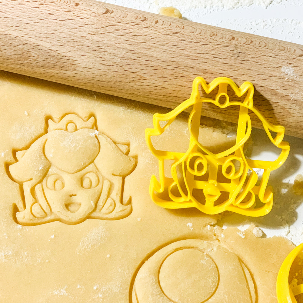 Emporte-piece Princesse Peach et empreinte correspondante sur une pate a biscuit, collection Heros du Royaume.