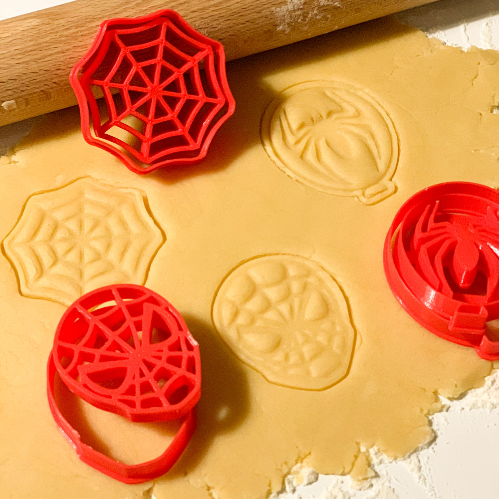 Emporte-pièces Spider-Man en forme de toile et masque pour biscuits maison sur pâte sablée