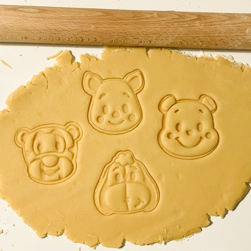 Empreintes de biscuits en forme d’animaux de la forêt réalisées avec des emporte-pièces jaunes du lot Les Doux Compagnons sur pâte sablée.