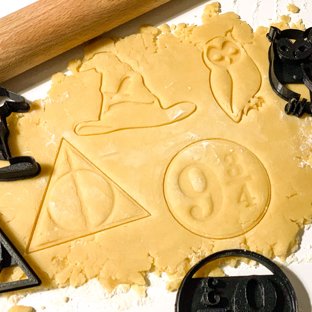 Emporte-pieces Harry Potter pour biscuits avec motifs Choixpeau, chouette, Reliques de la Mort et quai 9 3/4 imprimés dans la pate