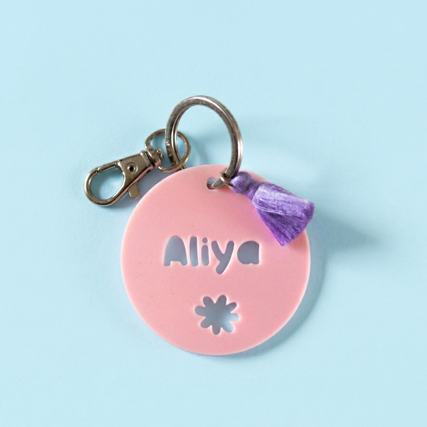 etiquette sac 3d personnalisee aliya rose pastel pompon violet attache argentee impression 3d pla