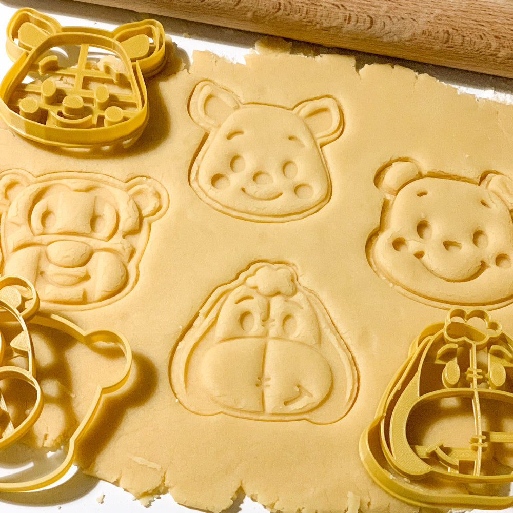 Emporte-pièces Winnie l’Ourson pour biscuits – empreintes de Bourriquet, Tigrou, Porcinet et Winnie découpées dans une pâte à biscuit.