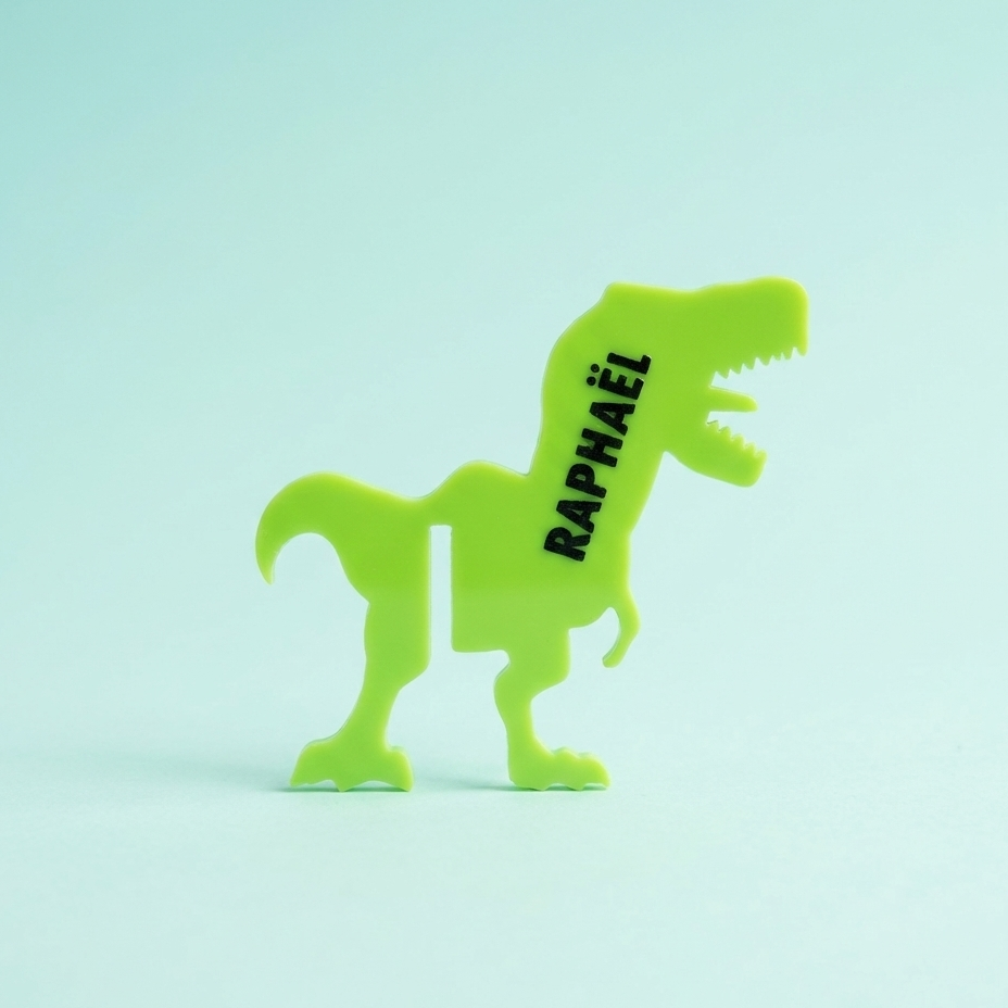 Marque-verre personnalisé imprimé en 3D en forme de dinosaure T-Rex vert  avec le prénom Raphaël.