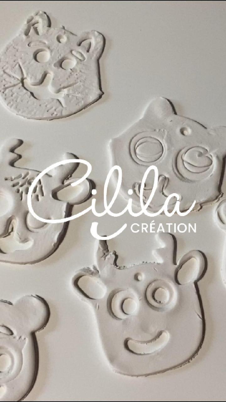 Vidéo montrant des enfants utilisant les différents emporte-pièces du kit pour créer des têtes d’animaux de Noël ; ils découpent la forme principale, ajoutent les yeux et les détails, puis la vidéo se termine sur plusieurs têtes entièrement réalisées et prêtes à décorer.