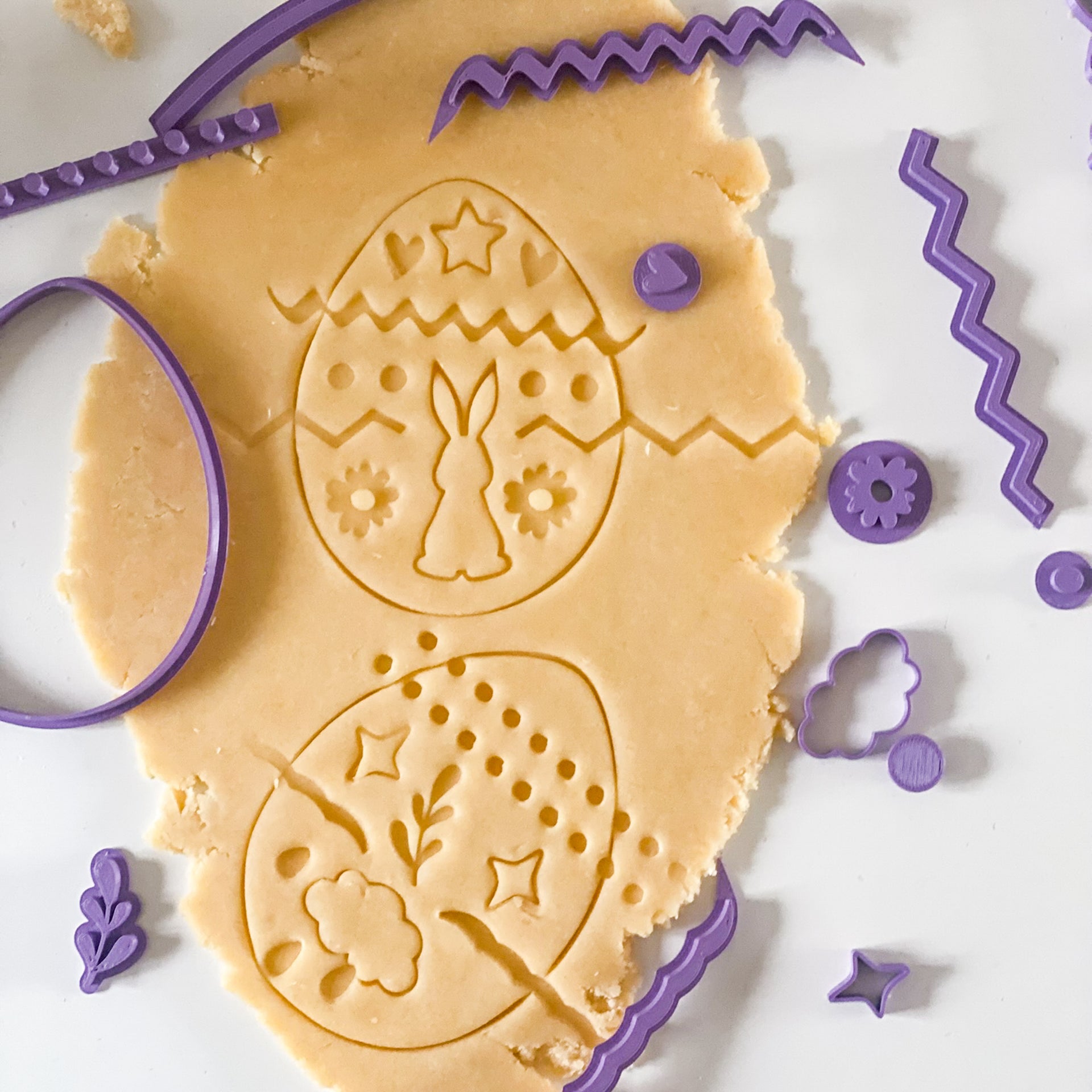 Détails des empreintes de tampons 3D avec motifs nuages, étoiles et lapin pour personnaliser des œufs de Pâques.