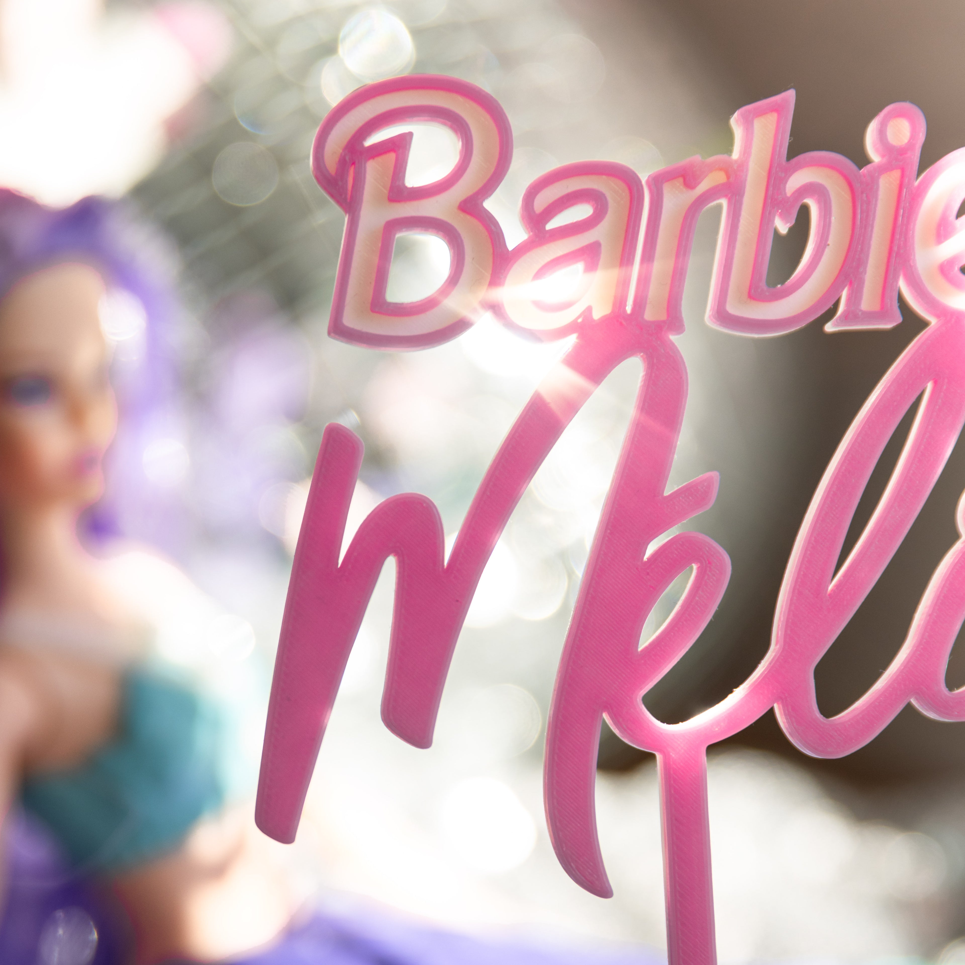 Zoom sur le cake topper Vie de Rêve, avec une partie haute "Barbie" et une partie basse avec le prénom de l'enfant !