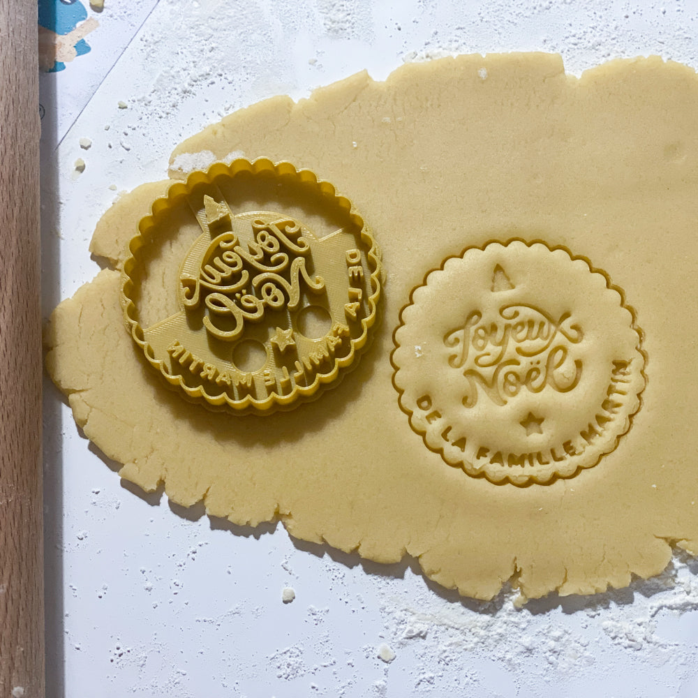 Emporte-pièce personnalisable “Joyeux Noël de la famille Martin” sur pâte à biscuits