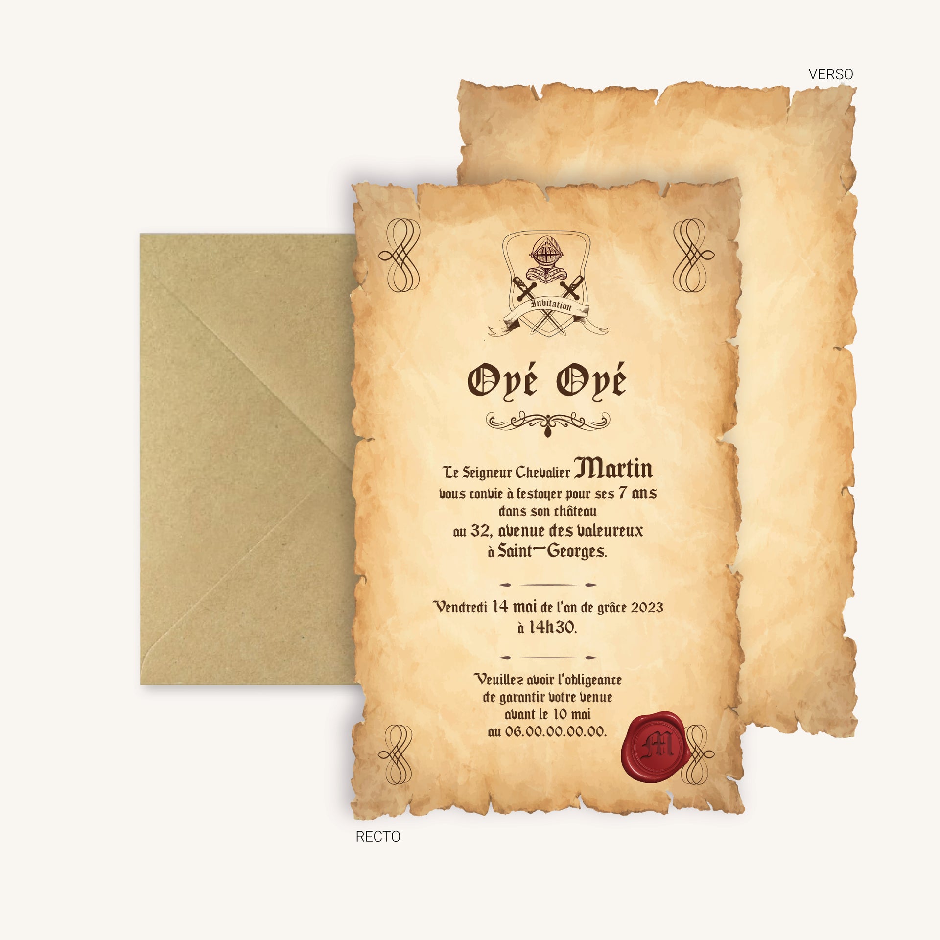 Invitation Recto-verso d’anniversaire style vieux parchemin avec son enveloppe kraft : en-tête “Oyé Oyé”, blason de chevalier avec casque et épées croisées, ornements d’enluminure, typographie gothique, cachet de cire rouge avec initiale.
