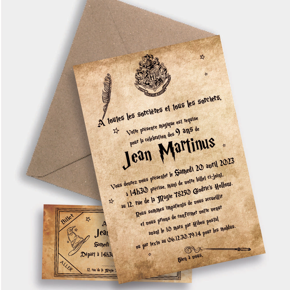 Photo d’une invitation imprimée style parchemin “monde des sorciers” posée sur enveloppe kraft, avec billet thématique. Typo magique, blason, plume et mention de la date/heure/lieu personnalisés.