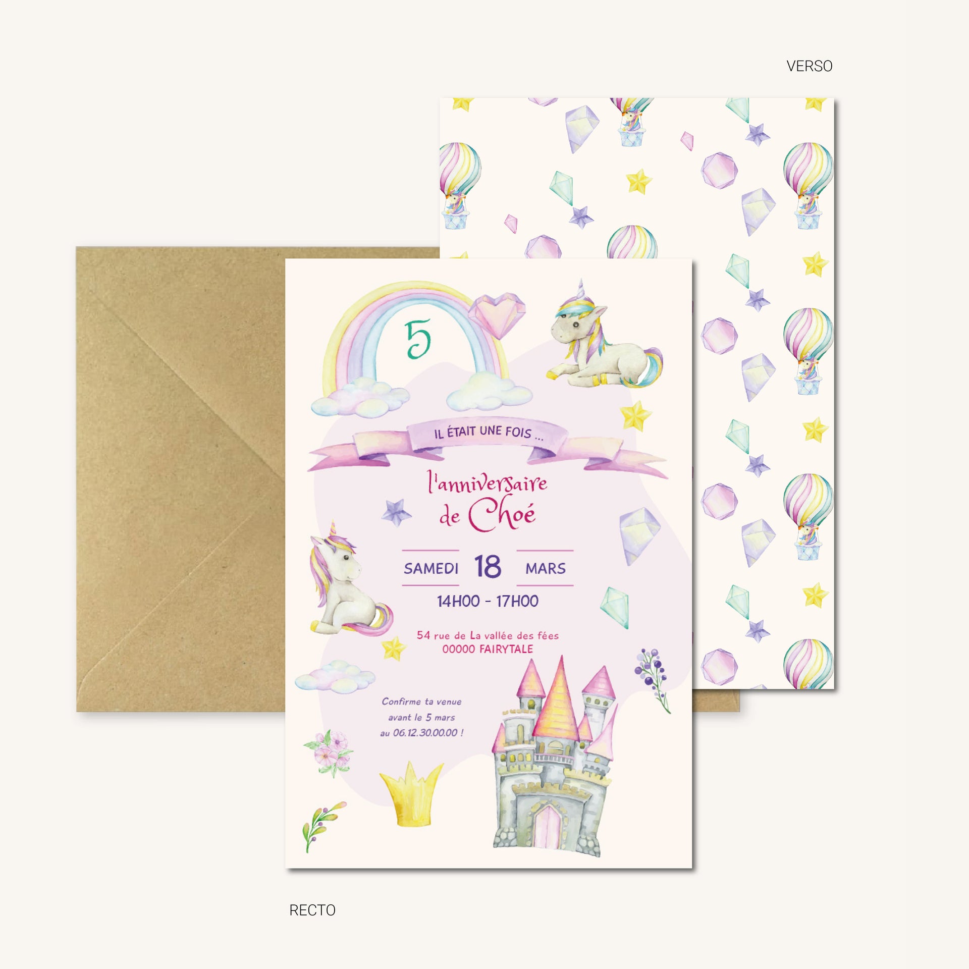 image de l'invitation anniversaire Monde Enchanté recto verso, décor pastel avec licornes, château féérique, arc-en-ciel et cristaux scintillants, livrée avec enveloppe kraft.