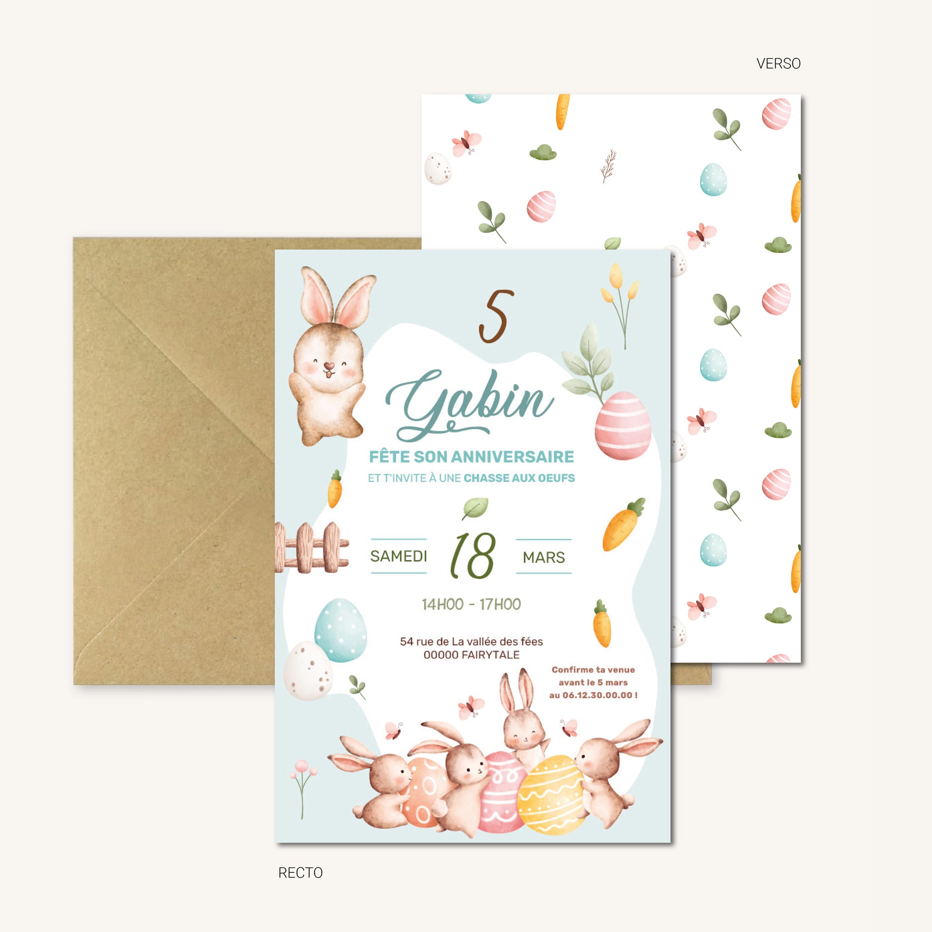 image de l'invitation anniversaire chocolatée bleue – carte personnalisée sur le thème de Pâques avec lapins, œufs colorés et chocolat gourmand avec enveloppe kraft.