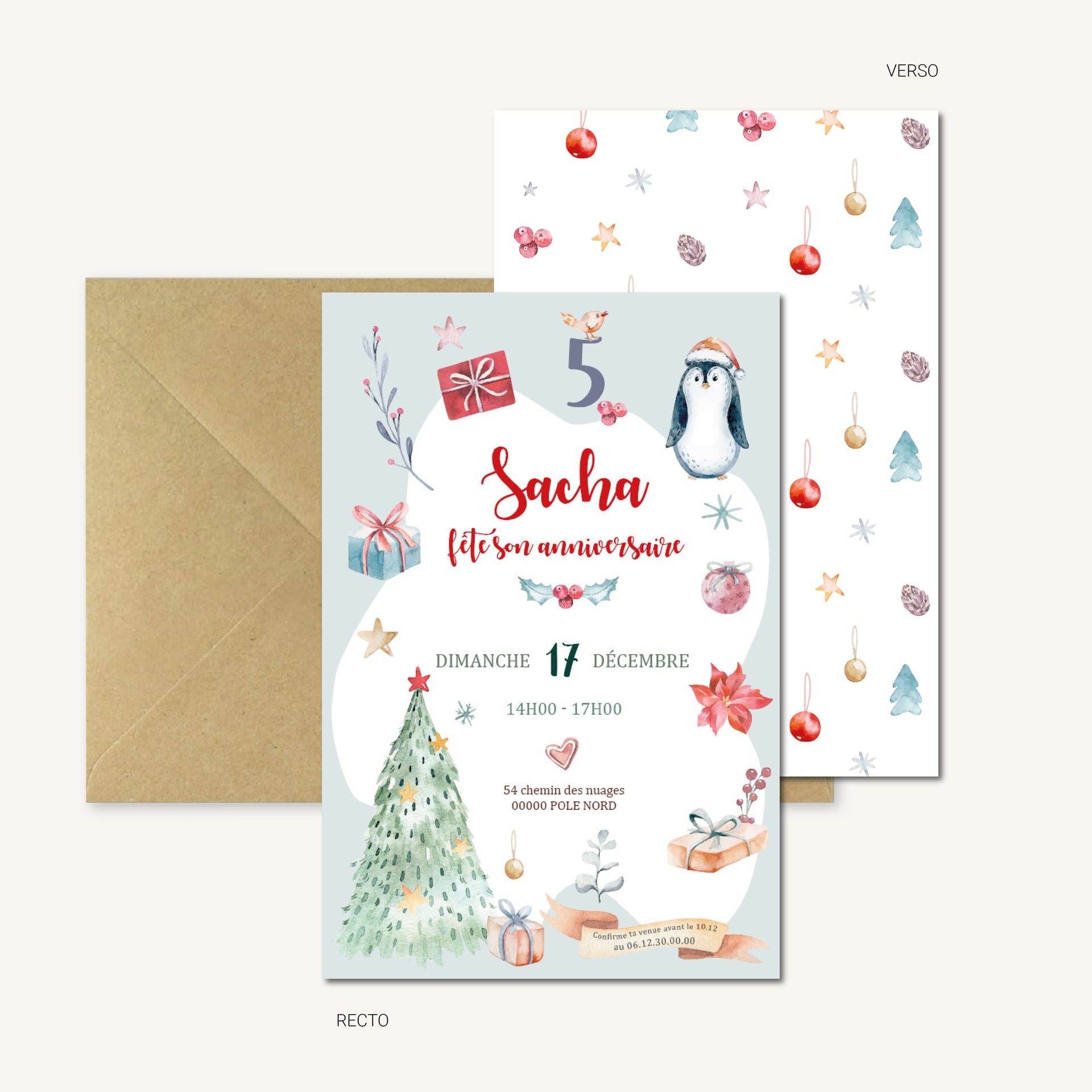 Photo d’une invitation d’anniversaire thème Noël imprimée, posée sur une enveloppe kraft, avec recto : pingouin, sapin décoré, cadeaux et houx ; et verso motif répété de boules, sapins et étoiles en aquarelle.