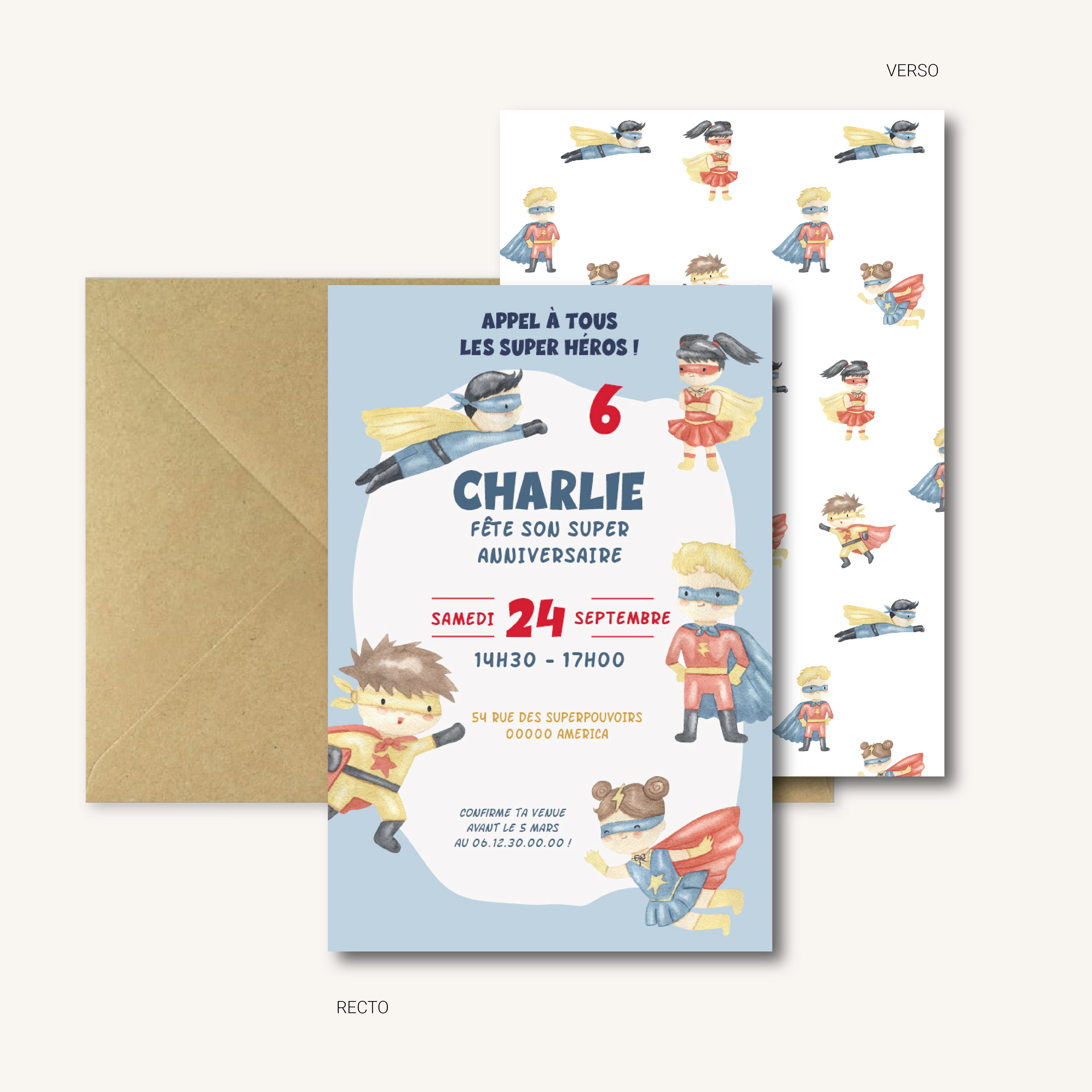 Photo d’une invitation d’anniversaire imprimée thème super-héros, style aquarelle pastel : enfants super-héros masqués et capés (garçon et fille) en pose d’action. Recto avec texte “Charlie fête son super anniversaire – samedi 24 septembre, 14 h 30–17 h”. Verso motif répété de petits super-héros. Enveloppe kraft assortie.