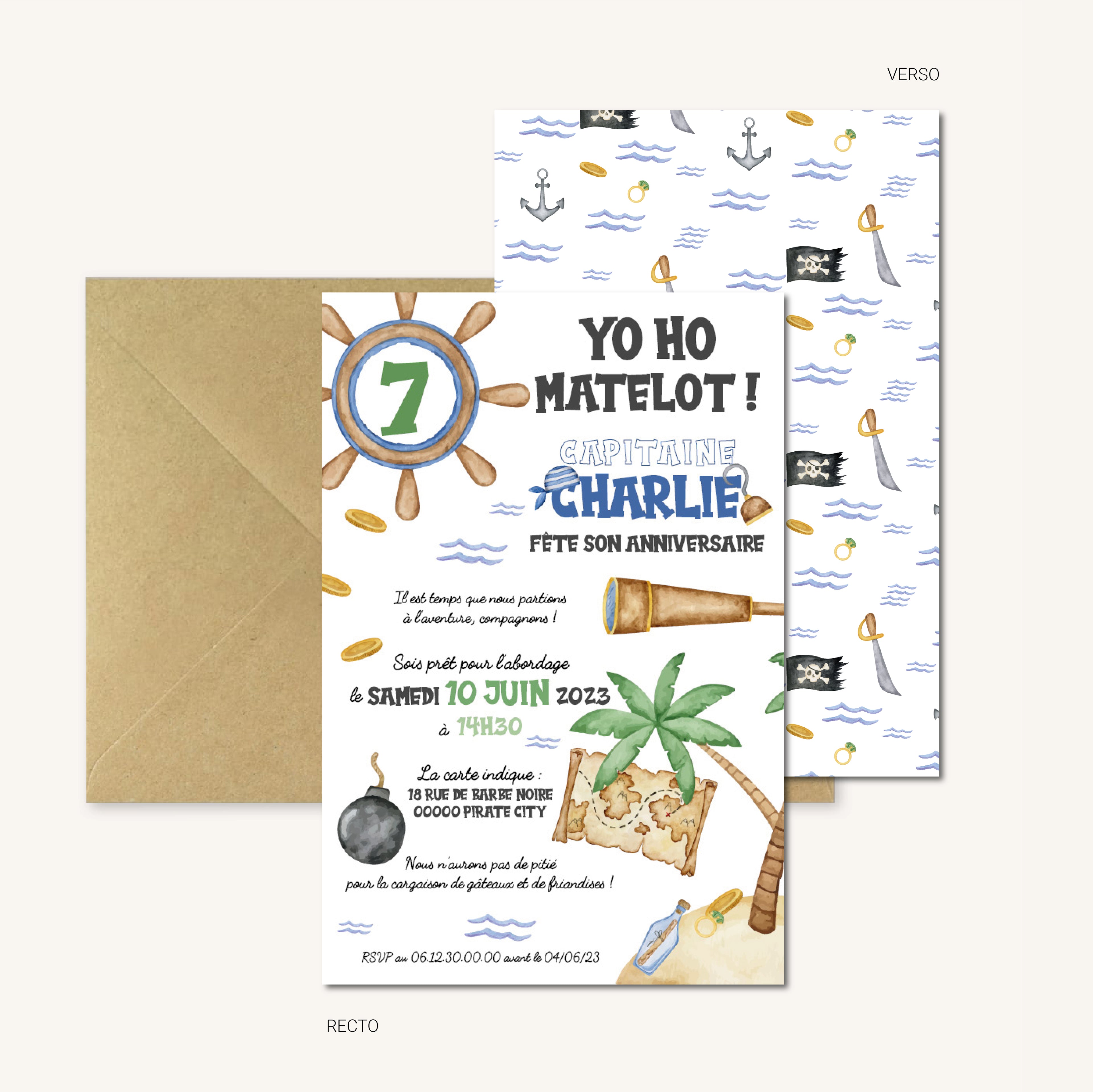Invitation anniversaire enfant thème pirates en aquarelle : gouvernail avec chiffre 7, pièces d’or, longue-vue, bombe à mèche, carte au trésor près d’un palmier, vagues et bouteille à la mer.; texte personnalisable (prénom, date, horaires, lieu). Enveloppes kraft incluses.