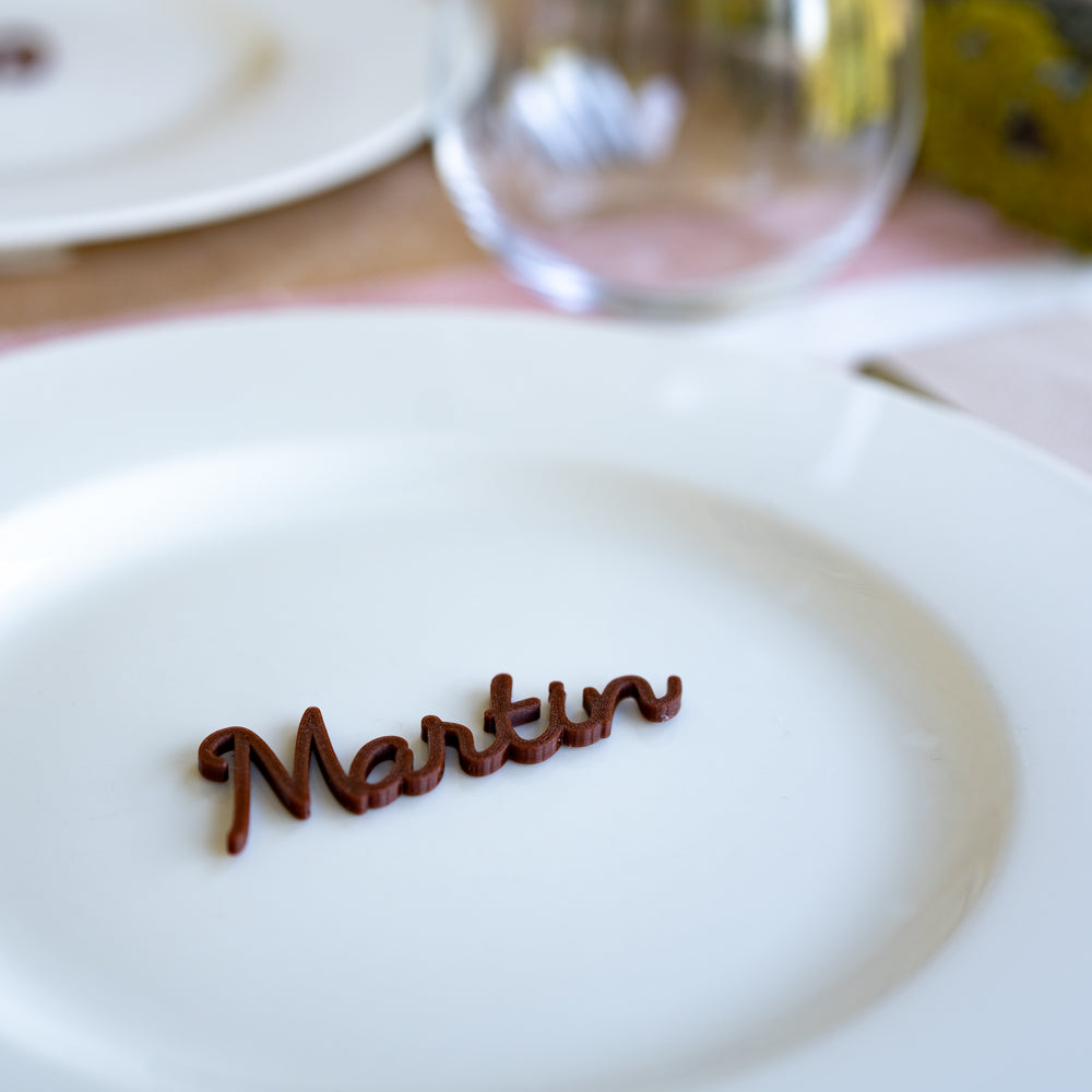 Marque-place Rétro personnalisé « Martin » en PLA couleur bois, posé sur une assiette blanche pour une décoration de table au style vintage.