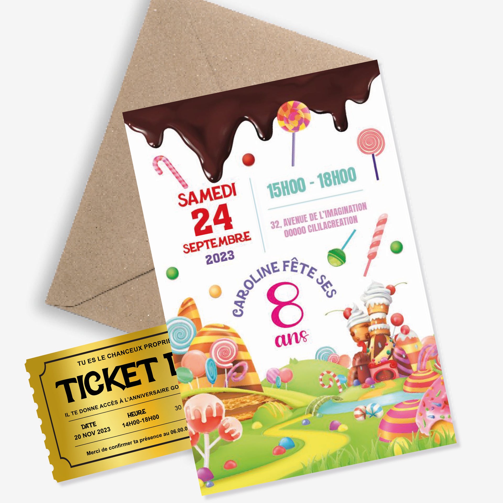 Photo d’une invitation d’anniversaire imprimée “inspiration chocolaterie” : carte avec coulis de chocolat en tête, sucettes et bonbons colorés, texte (date/heure/adresse) ; posée sur enveloppe kraft, avec un ticket d’or à côté.