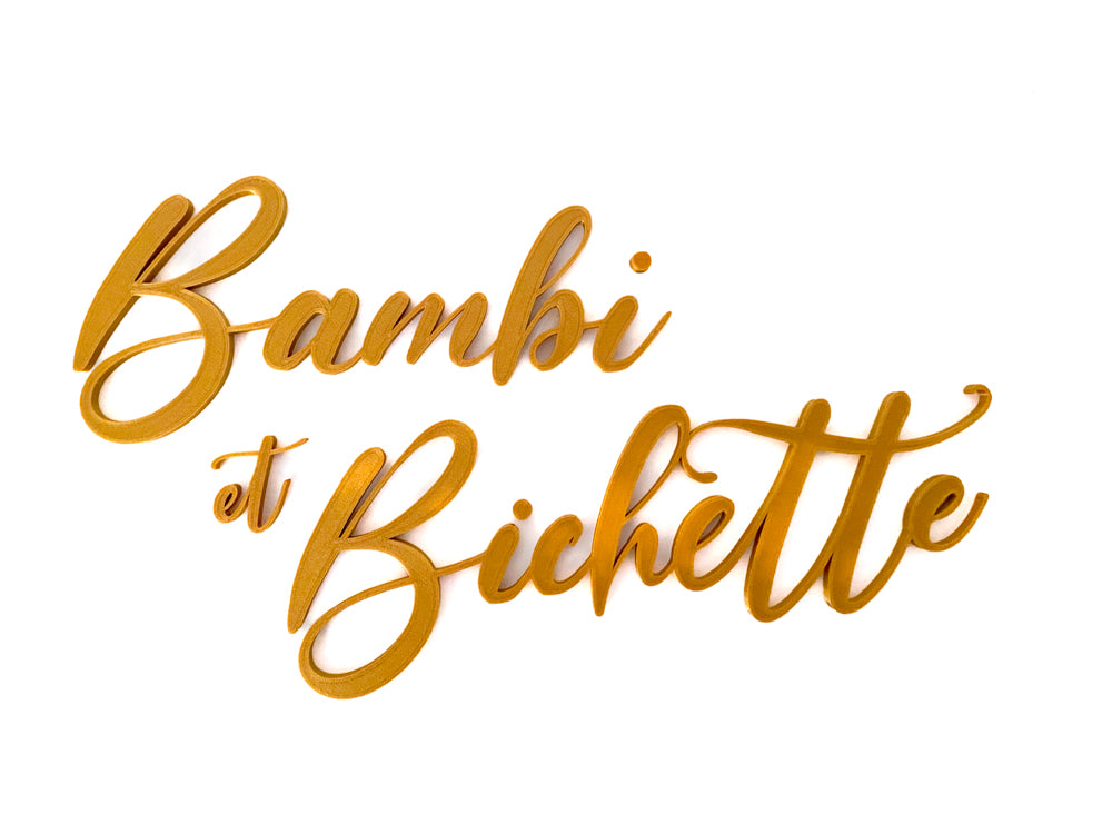 Prénoms « Bambi et Richette » en impression 3D PLA doré, écriture cursive, décoration murale sur fond blanc.