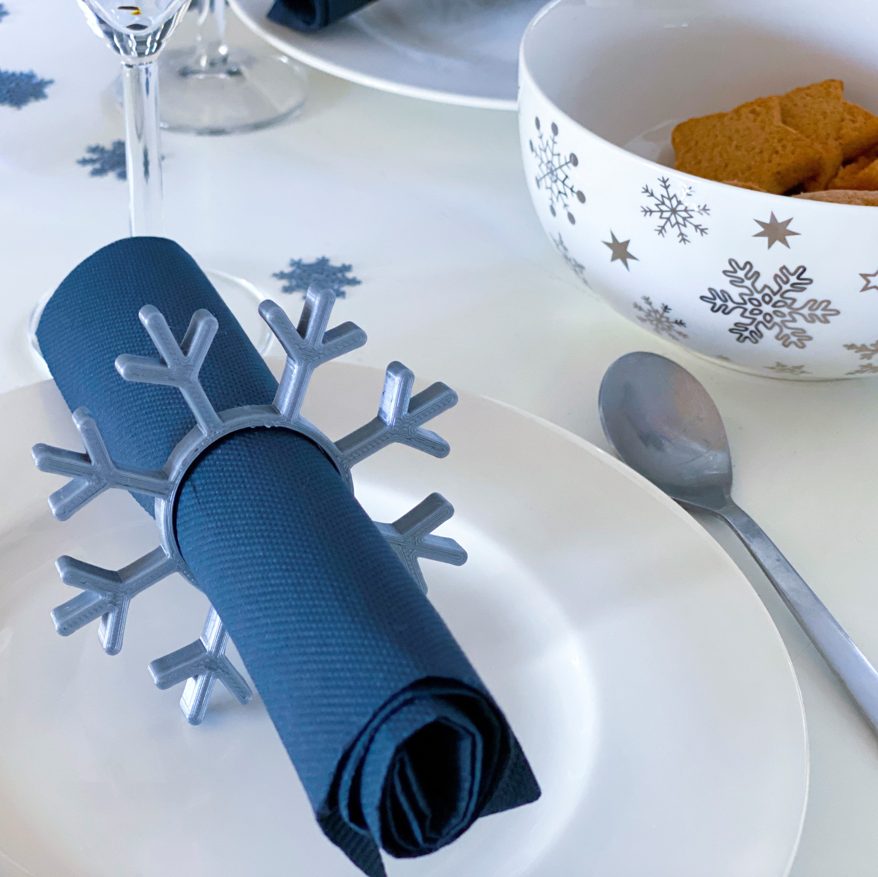 Rond de serviette en forme de flocon de neige, décoration de table hivernale avec serviette noire.