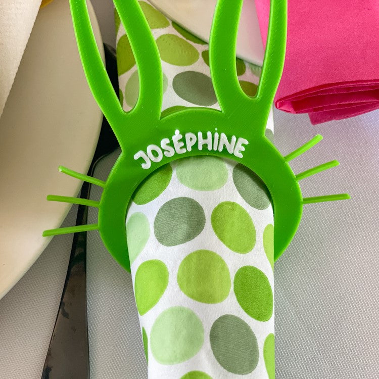 Rond de serviette lapin vert personnalisé avec le prénom Joséphine, utilisé comme marque-place sur une table de Pâques.