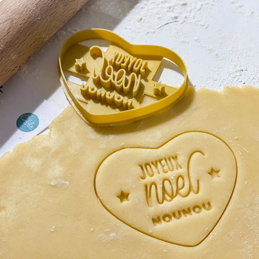 Emporte-pièce cœur Joyeux Noël personnalisable avec prénom, imprimé dans la pâte à biscuits.