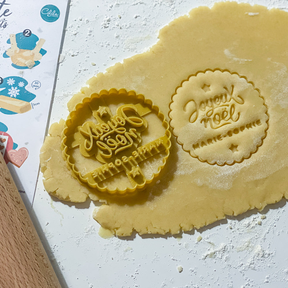 Emporte-pièce rond Joyeux Noël personnalisé avec prénom sur pâte à biscuits, modèle en impression 3D.