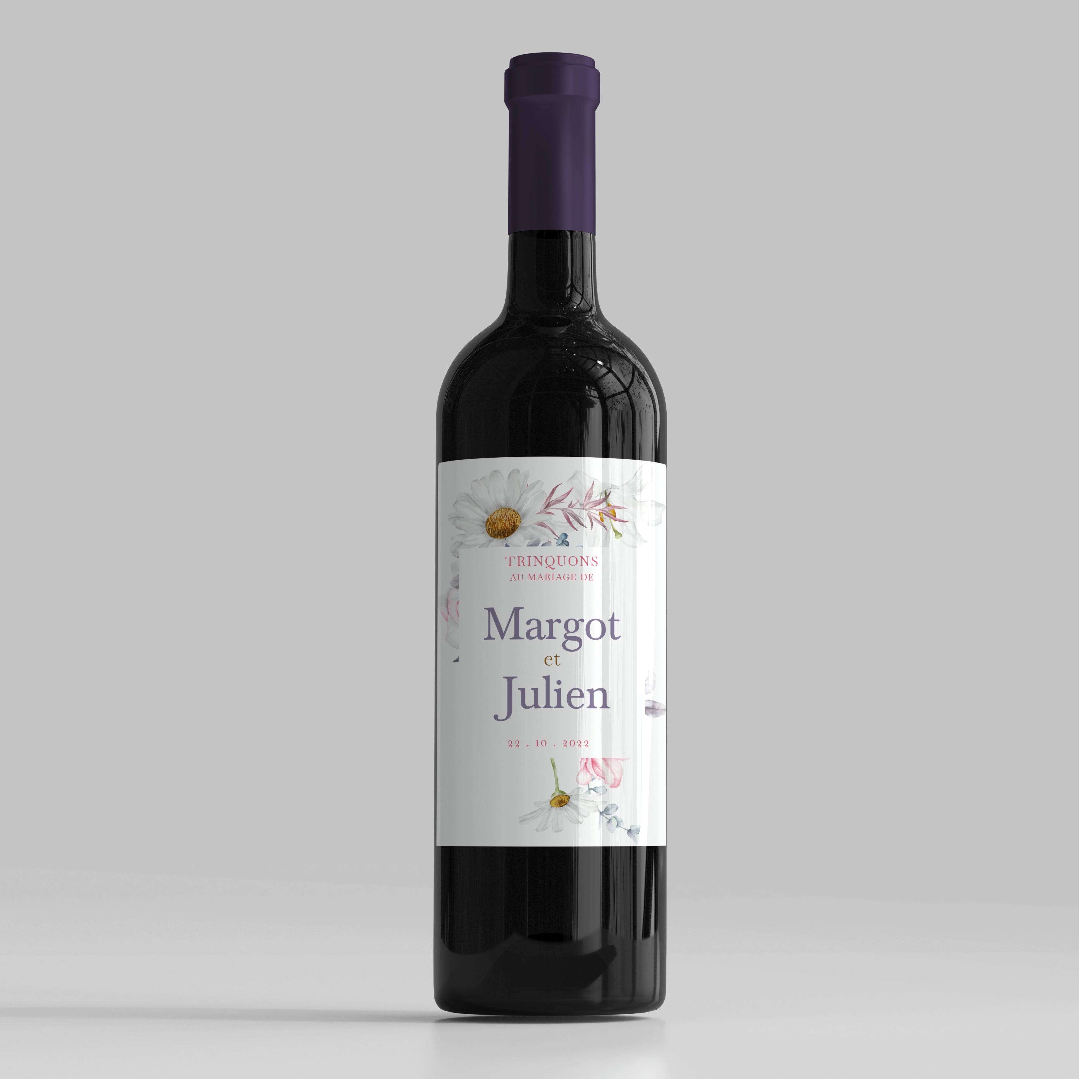 Bouteille de vin rouge avec etiquette de mariage personnalisee aux prenoms Margot et Julien, decor floral aquarelle avec marguerites, anemones roses, eucalyptus et fleurs bleues.