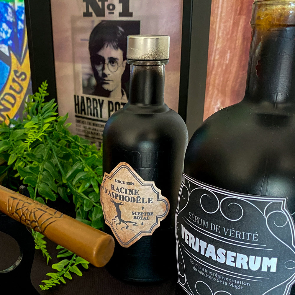 Détail d’étiquettes de potions collées sur des flacons, déco d’anniversaire Harry Potter ou Halloween, ambiance forêt magique et apothicaire