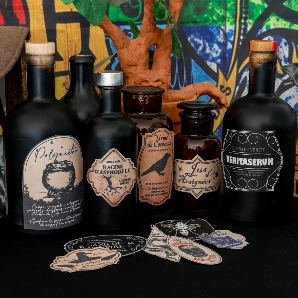 Étiquettes de potions magiques imprimées et collées sur des bouteilles sombres, décoration d’Halloween ou anniversaire Harry Potter, ambiance apothicaire.